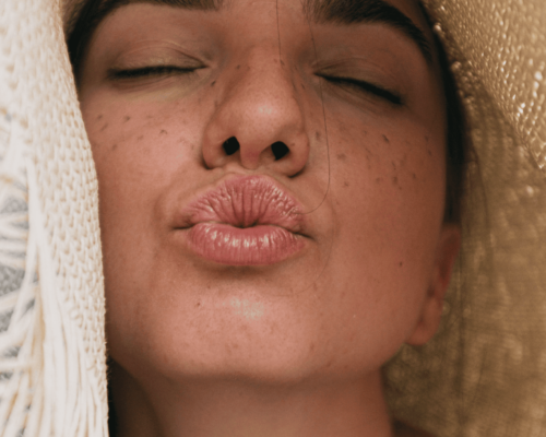 Kosmetyki do pielęgnacji ust latem. Co na spierzchnięte usta?