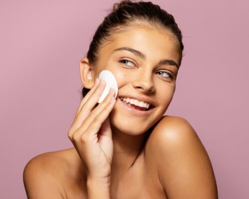 Dwuetapowe mycie twarzy – skuteczny sposób na czystą i zdrową cerę