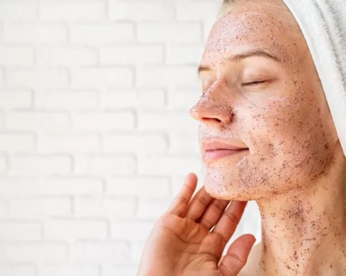 Jaki peeling wybrać do cery trądzikowej?