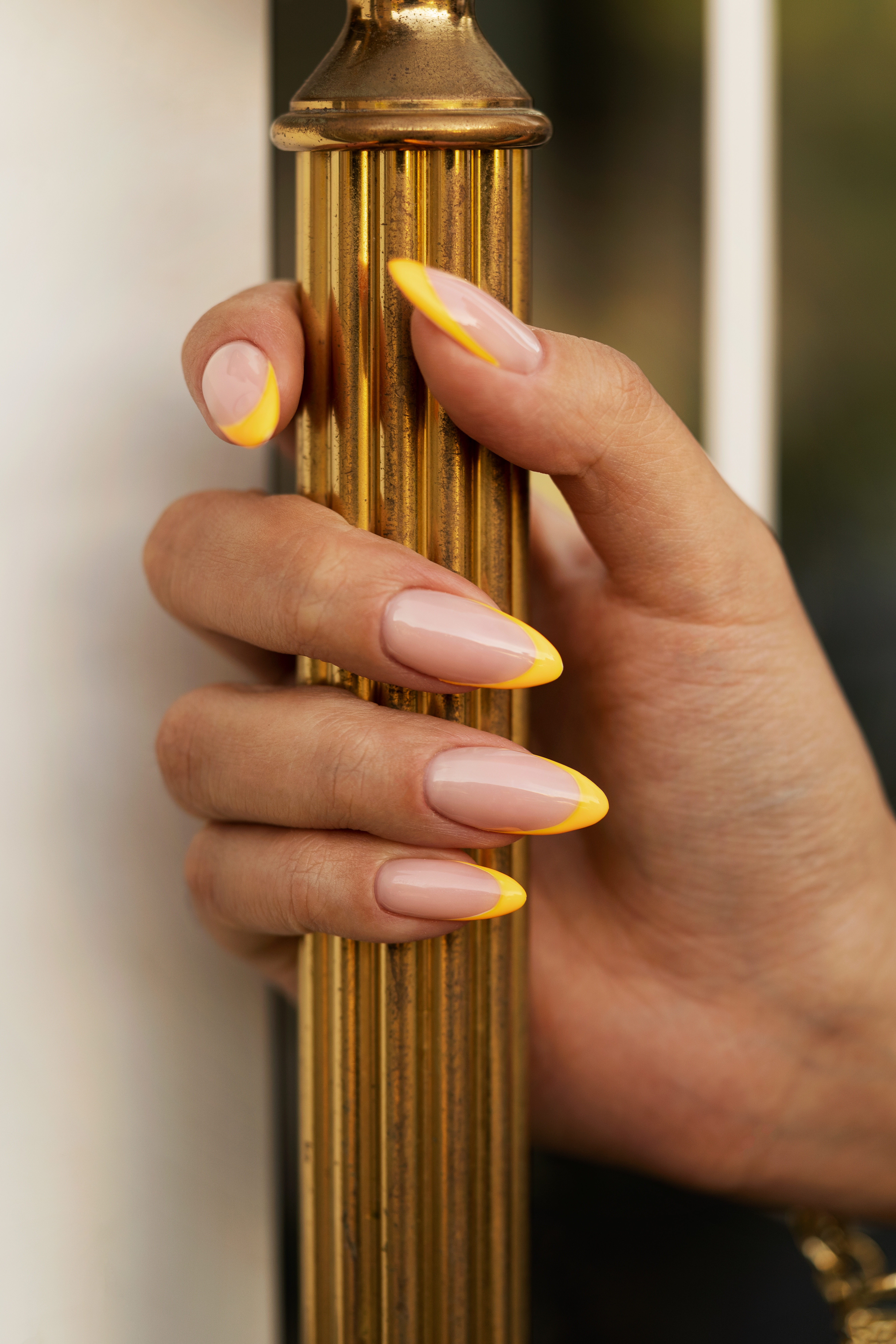 Neonowy french manicure jako klasyka w eksplozji letnich kolorów