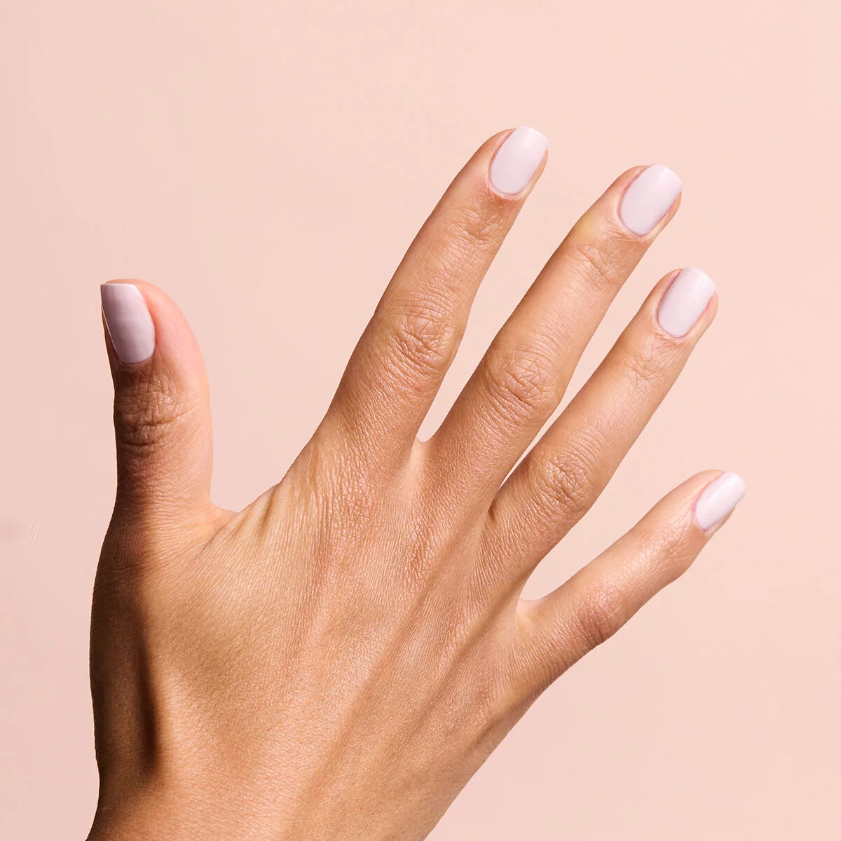 nude-na-paznokciach-z-ciepłym-tonem