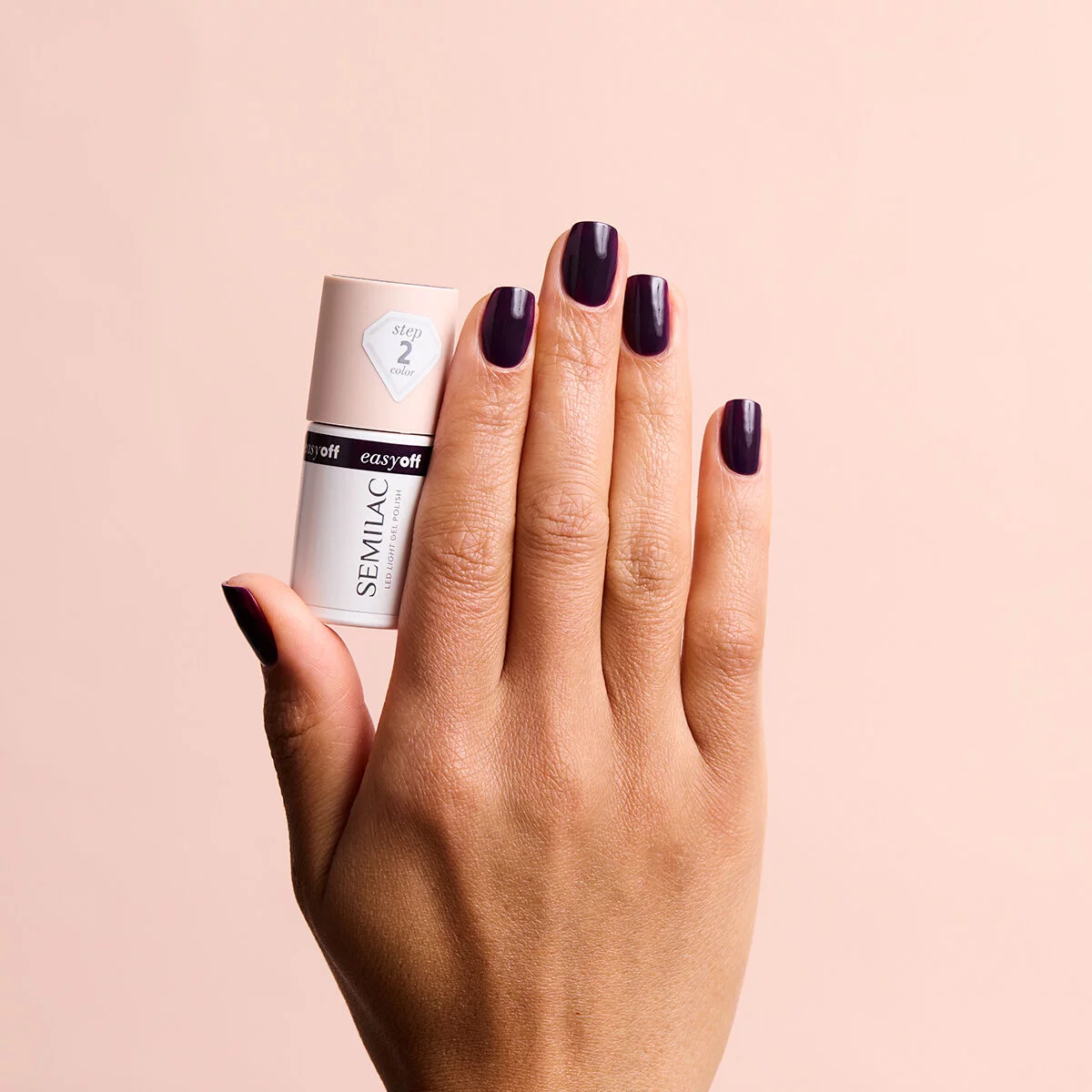 intensywny-lakier-do-paznokci-w-śliwkowym-kolorze