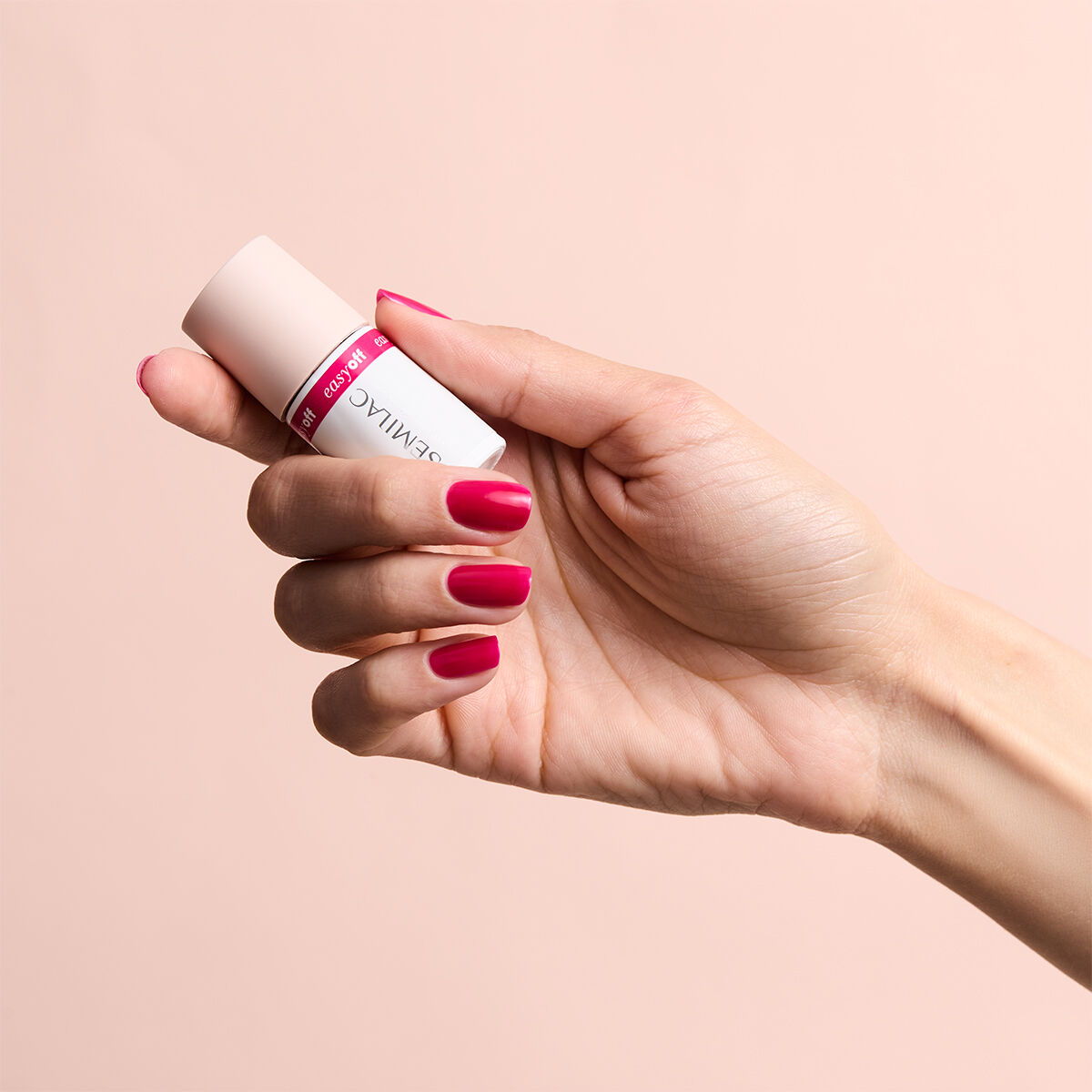 dziewczęcy-manicure-z-różowym-lakierem