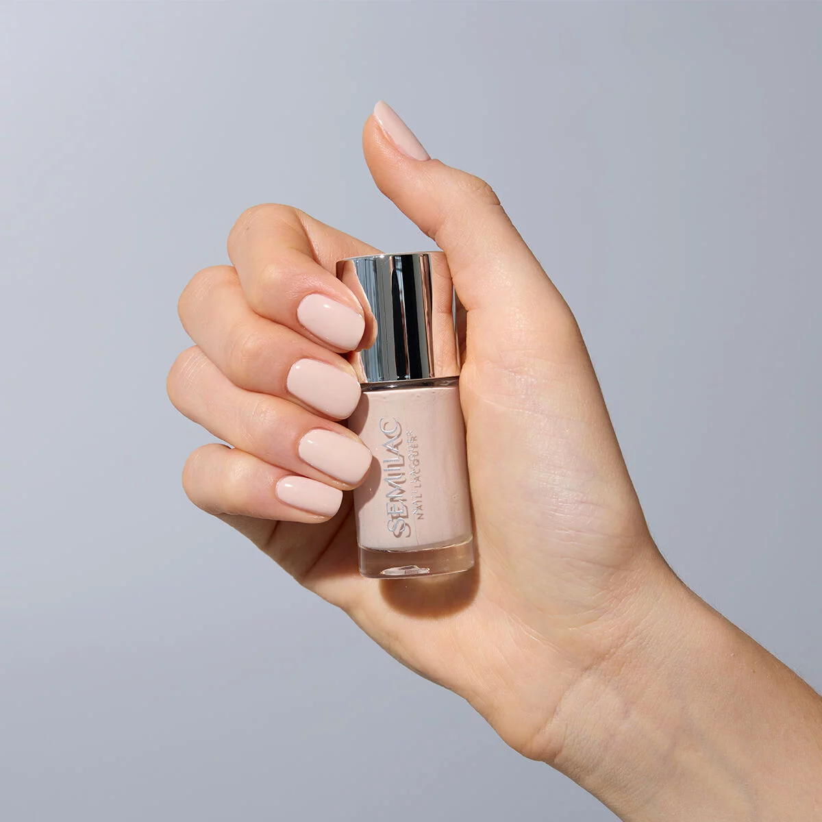 bezowy-lakier-do-paznokci-nude-klasyczny