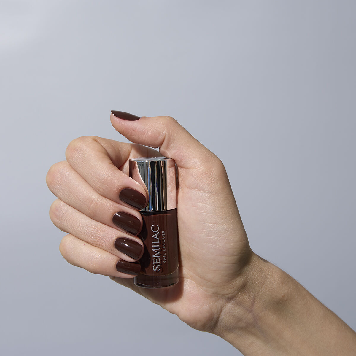 klasyczny-manicure-w-odcieniu-kawy
