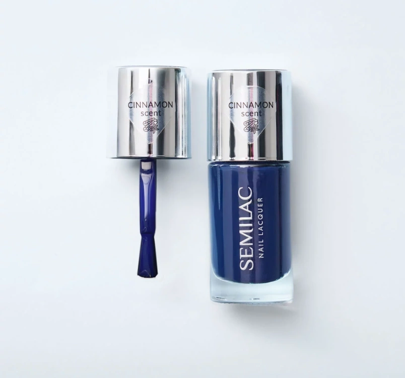 głęboki-granatowy-lakier-do-paznokci