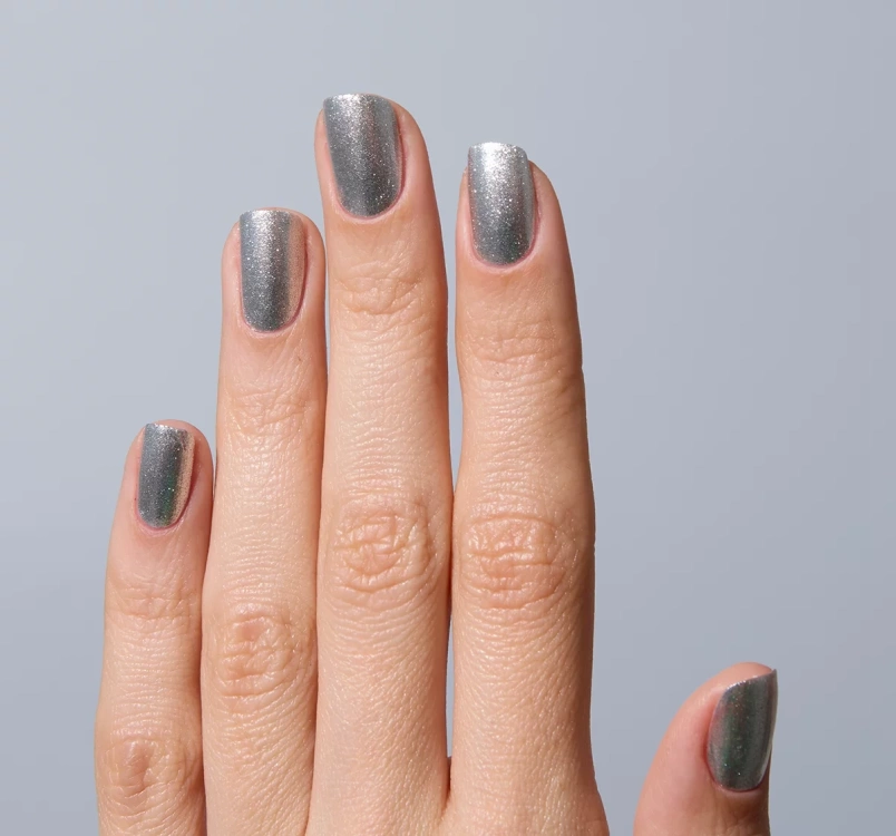 srebrny-lakier-do-paznokci-szybkoschnący