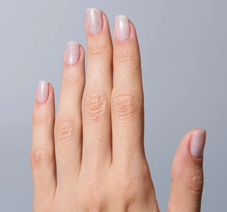 klasyczny-lakier-do-paznokci-z-brokatem