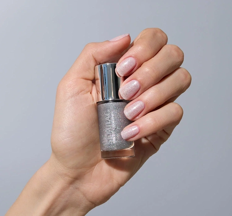 efektowny-lakier-z-drobinkami-do-manicure