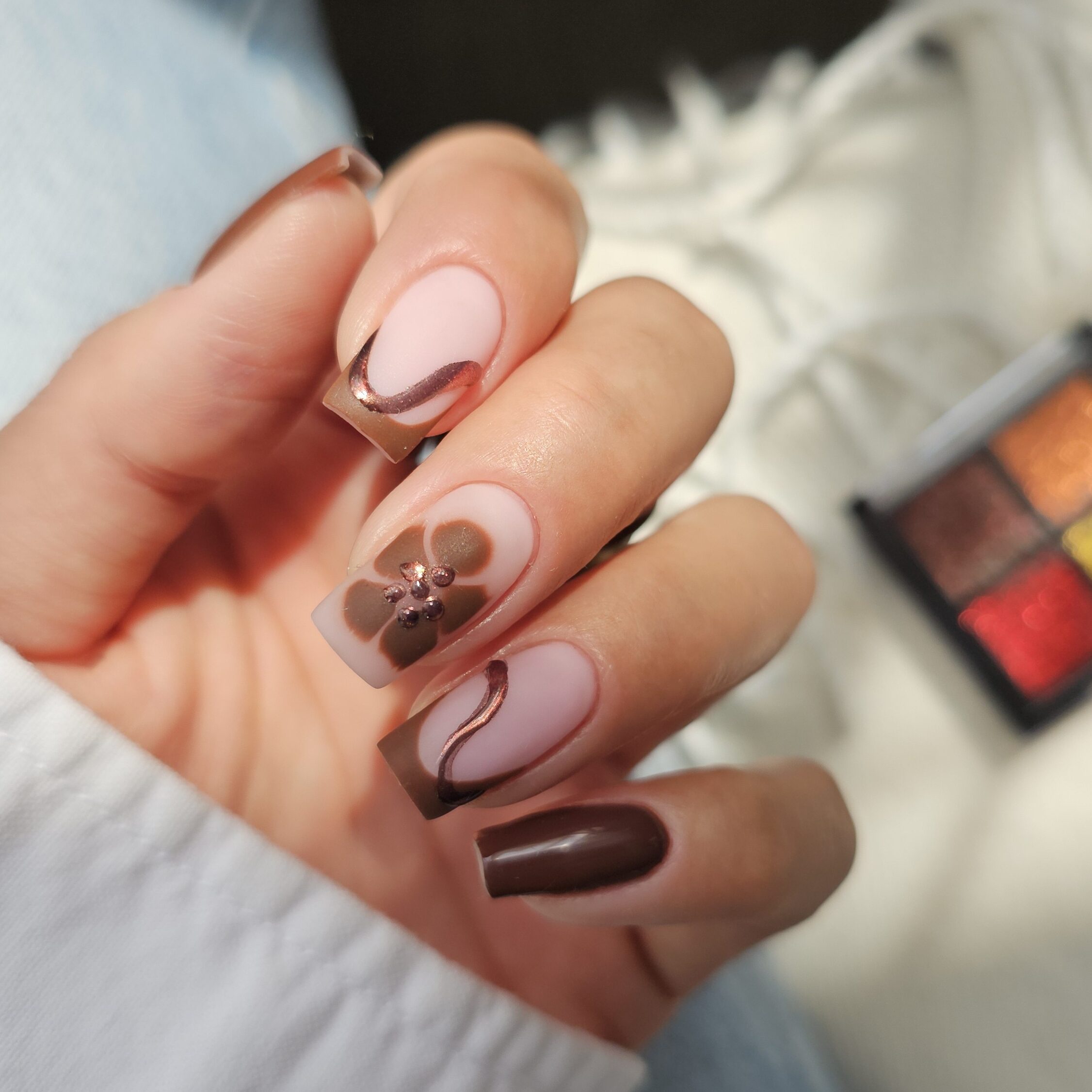 Jesienne-wzory-na-paznokcie-2025-kratka-liscie-i-swirl-nails