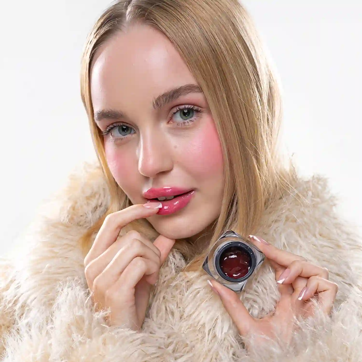 claresa-care-all-day-intensywnie-regenerujaca-zelowa-maska-do-ust-cherry-vanilla-z-ekstraktem-z-wisni