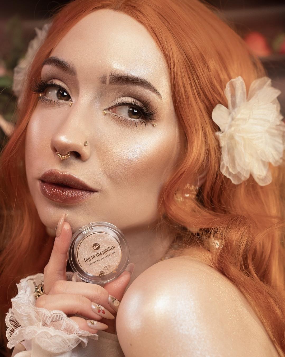 Bell x Fog in the Garden Sparkling Cheeks Glaze Rozświetlacz do twarzy i ciała 01 Sparkling Sugar - obrazek 2