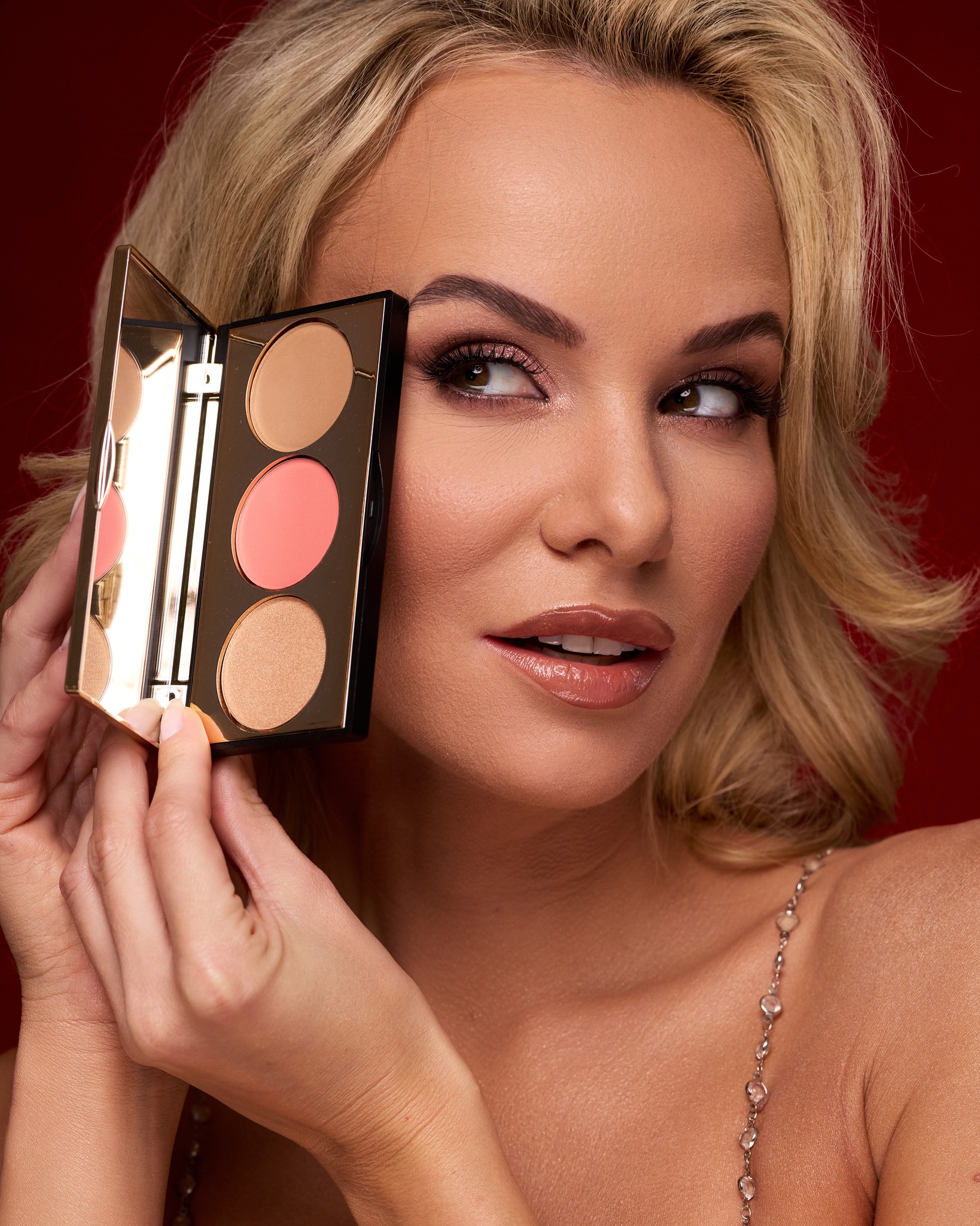 paletka-do-konturowania-z-pudrem-pod-oczy-i-bronzerem