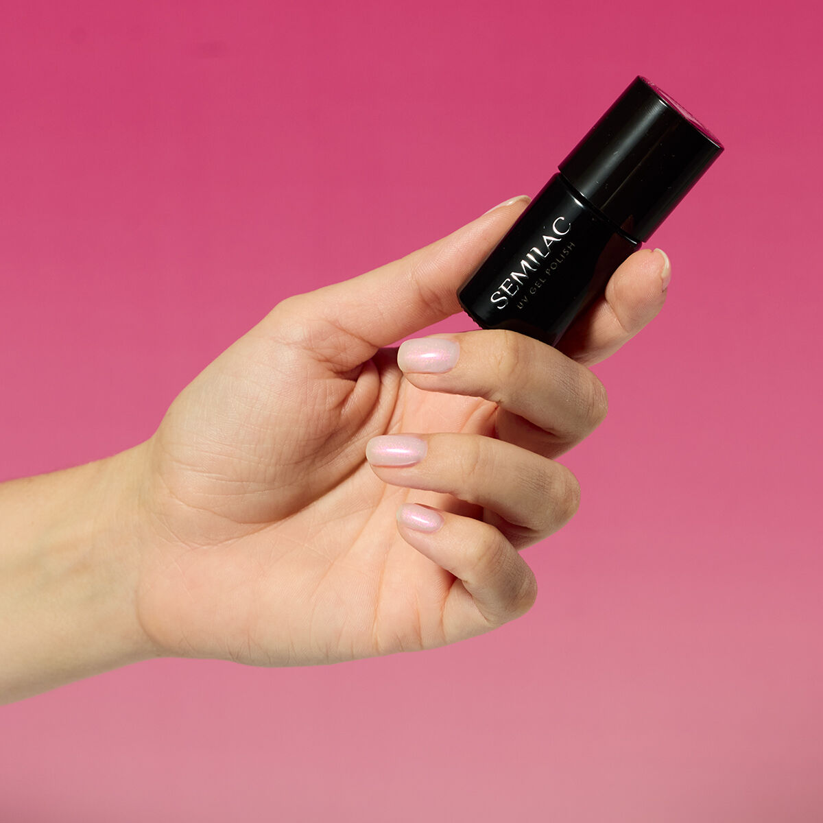 clean-girl-nails-z-różową-poświatą-na-dłoniach