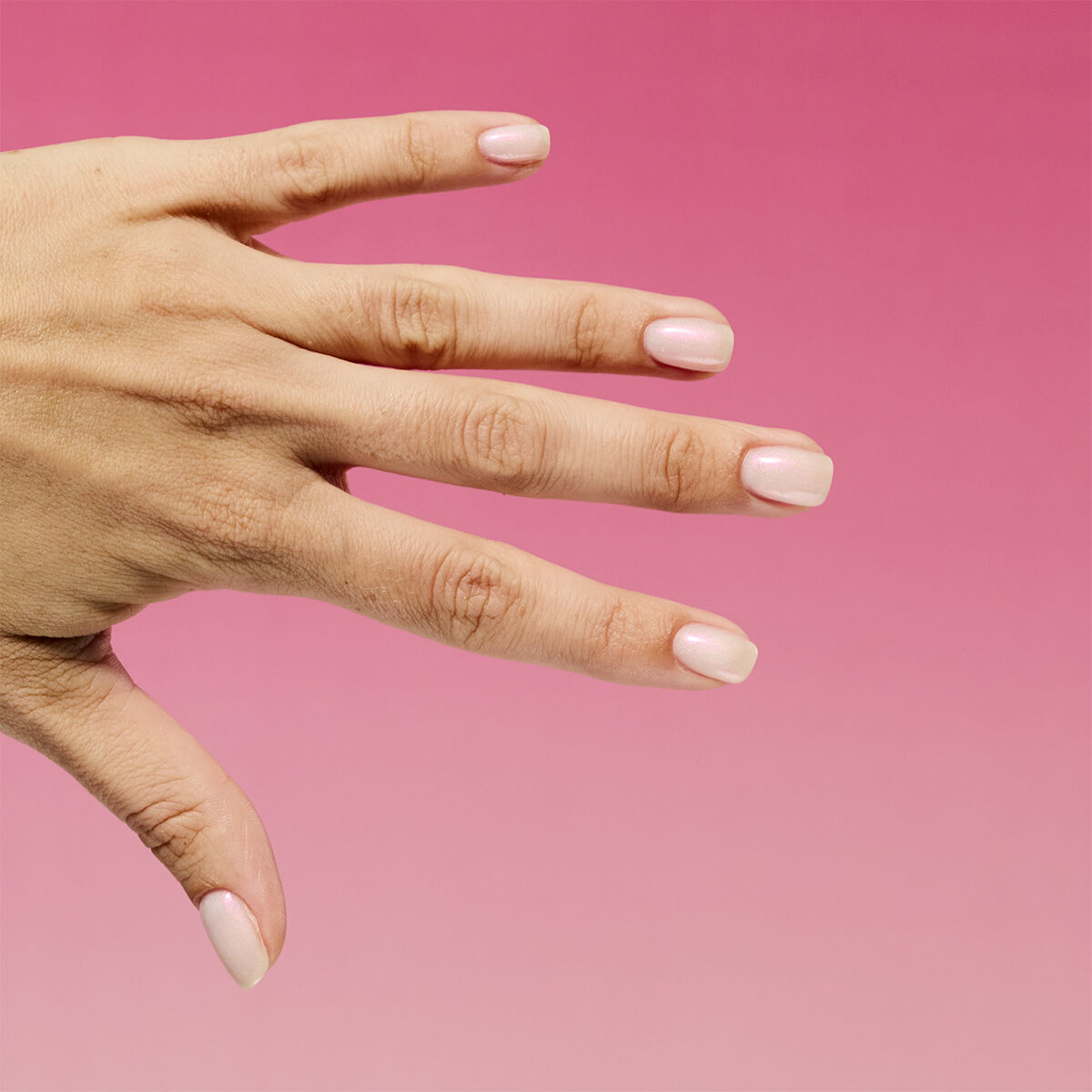 minimalistyczny-manicure-z-opalizującą-drobinką-semilac