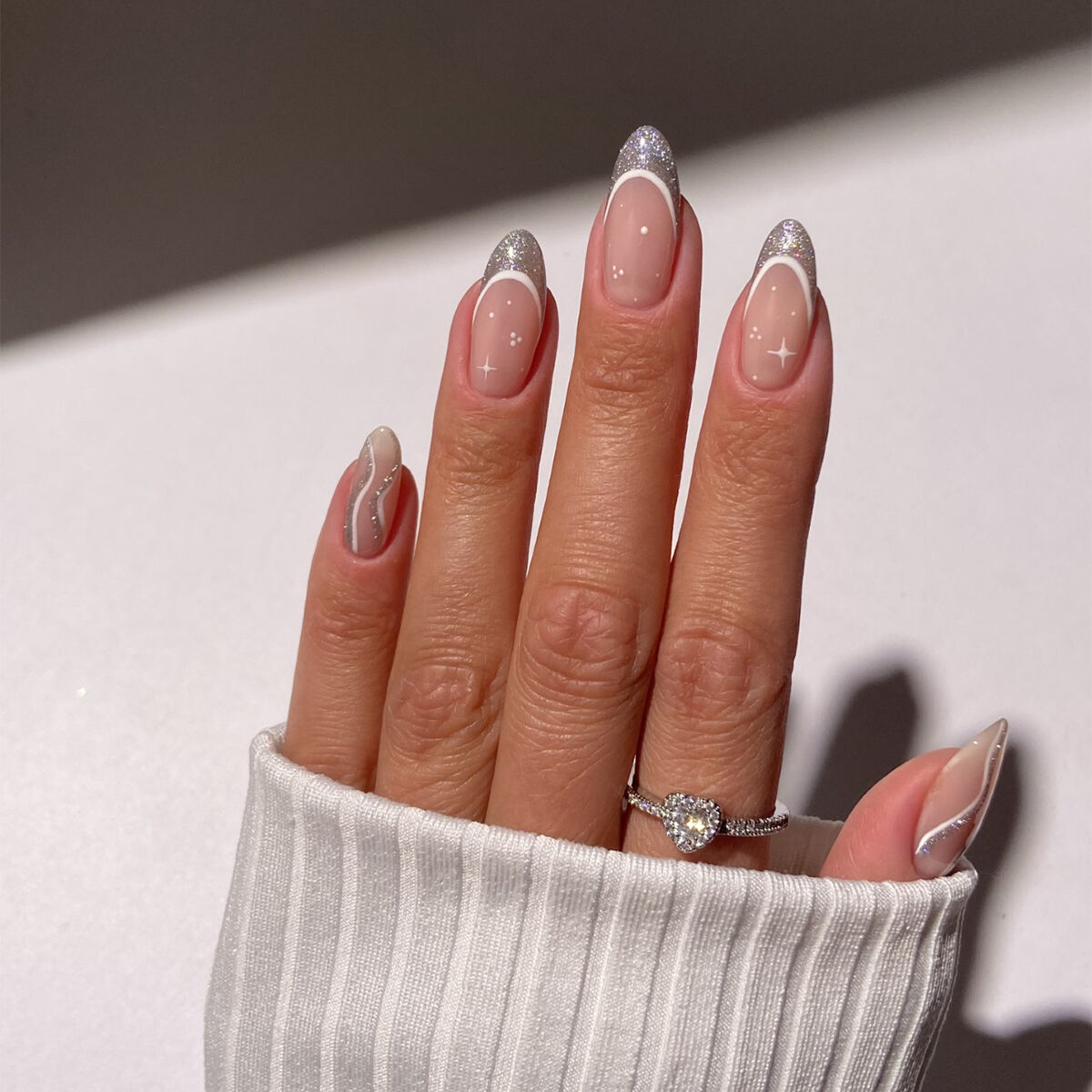 srebrzysty-lakier-do-stylizacji-w-stylu-clean-glow