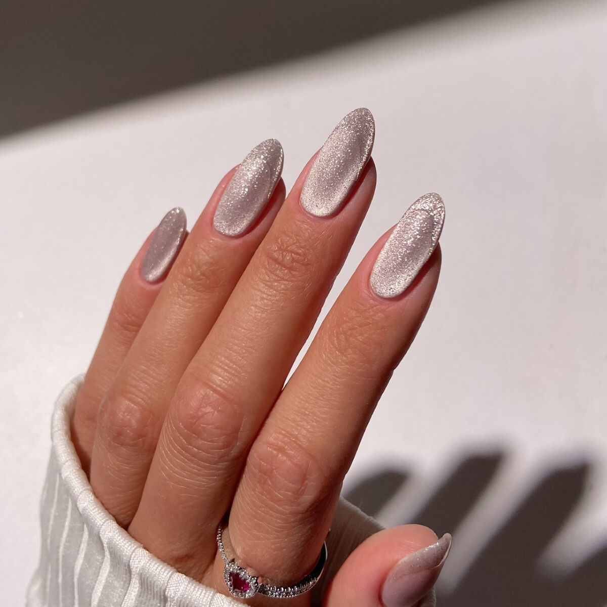 różowy-lakier-do-paznokci-z-efektem-cat-eye