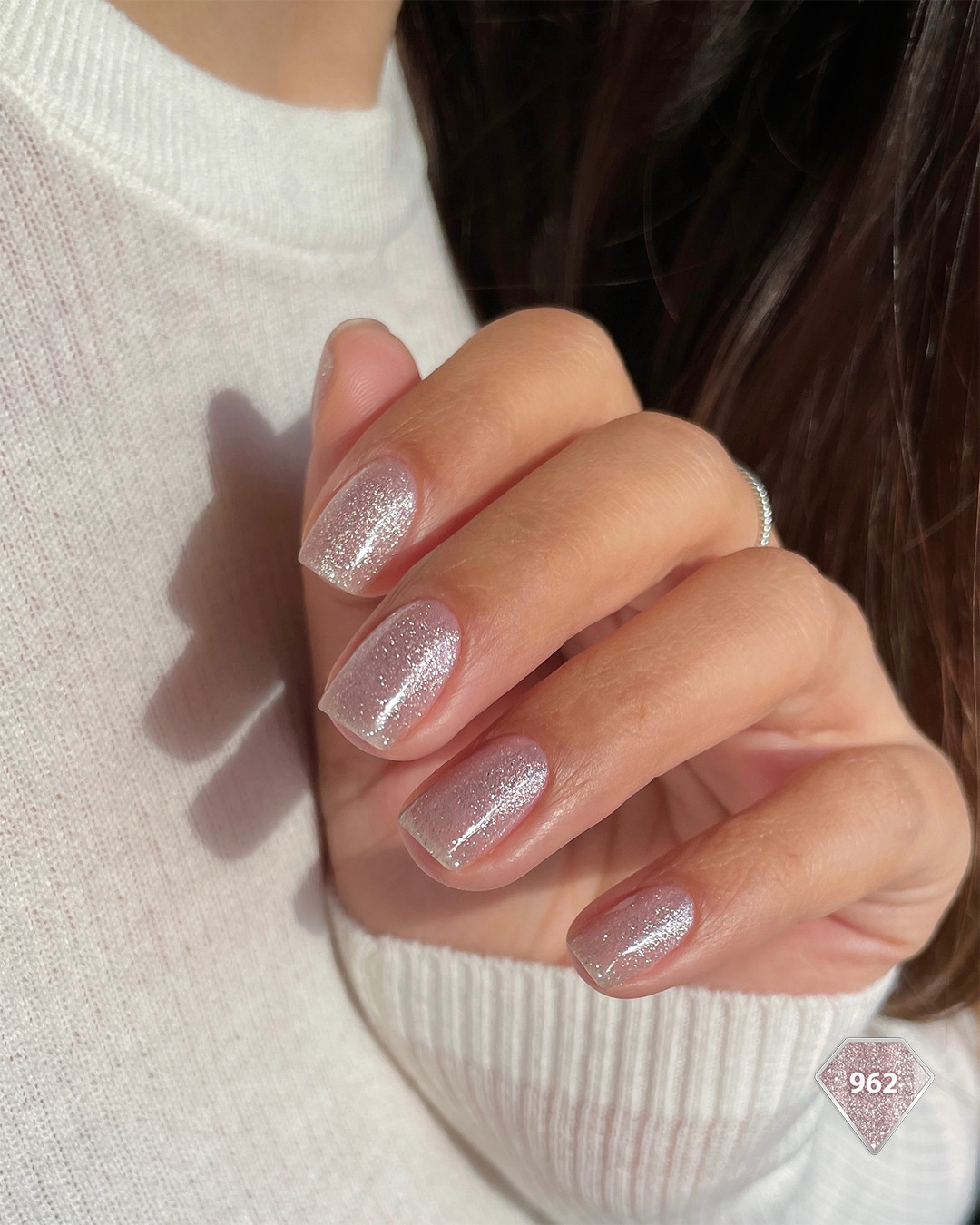 półtransparentna-hybryda-z-efektem-cat-eye-na-co-dzień