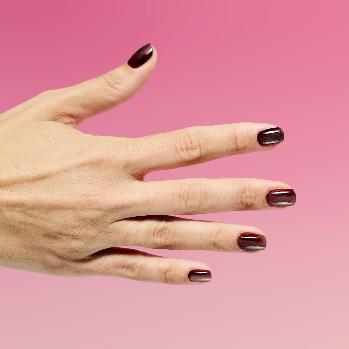 elegancki-manicure-z-aksamitnym-wykończeniem-w-odcieniu-brązu