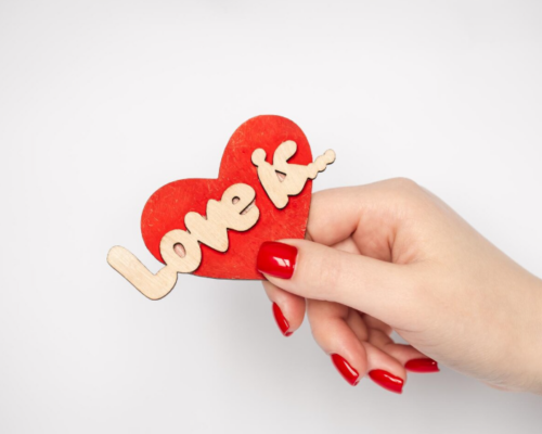 Paznokcie na Walentynki 2026 – jaki manicure wybrać na dzień zakochanych