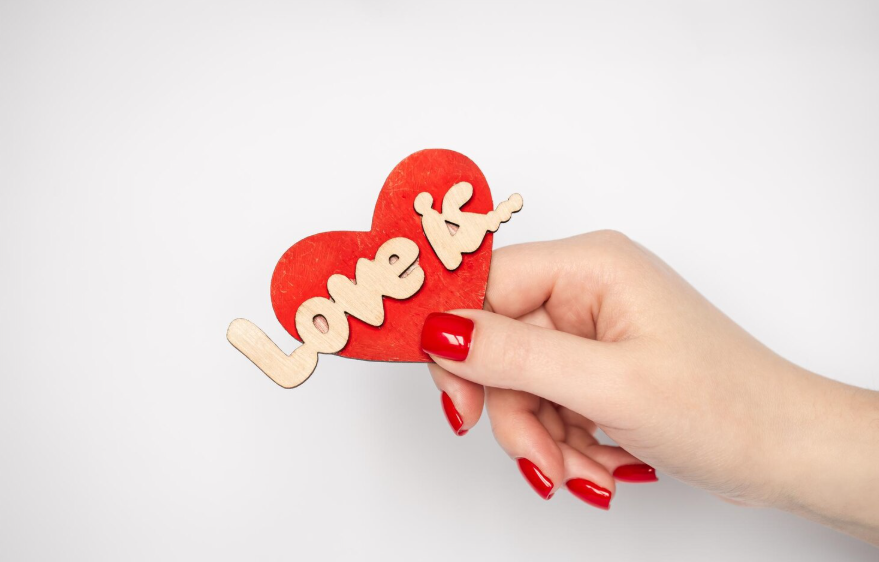 Paznokcie na Walentynki 2026 – jaki manicure wybrać na dzień zakochanych