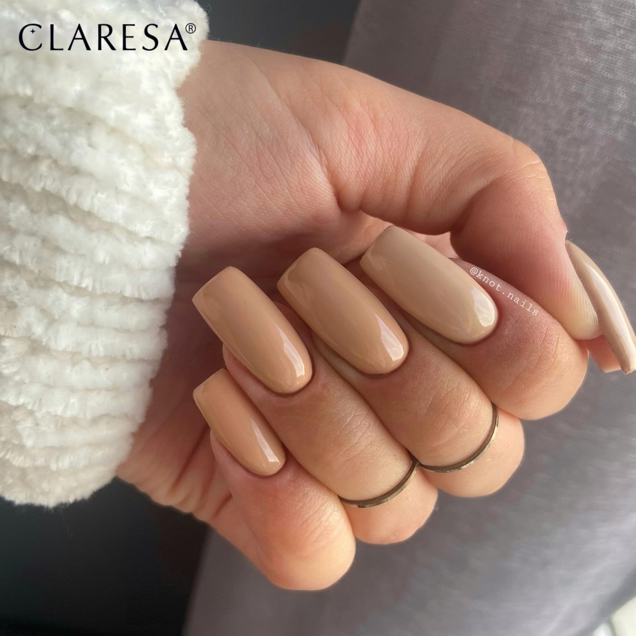 ciepły beżowy lakier hybrydowy jesienny manicure