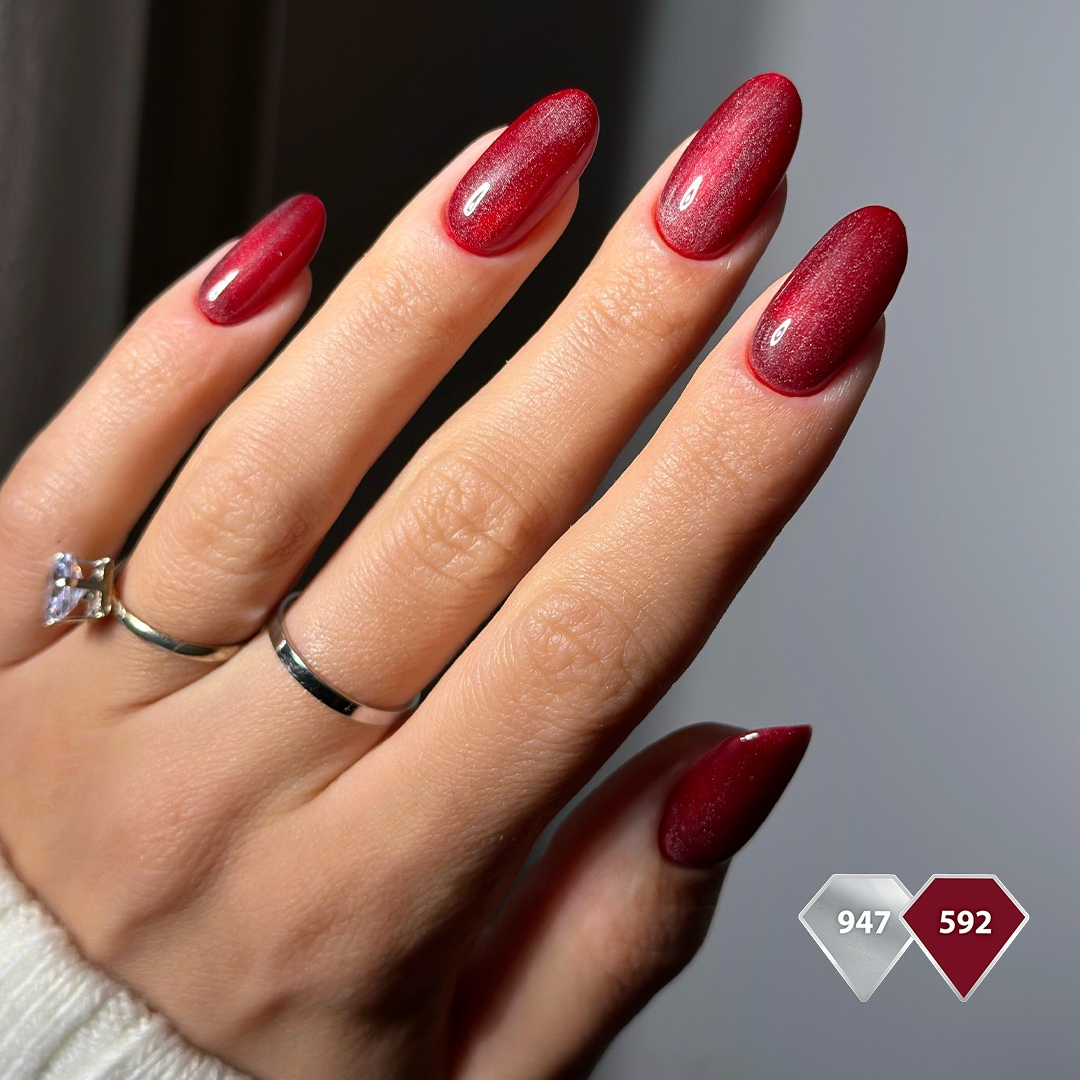 czerwony lakier hybrydowy świąteczny manicure