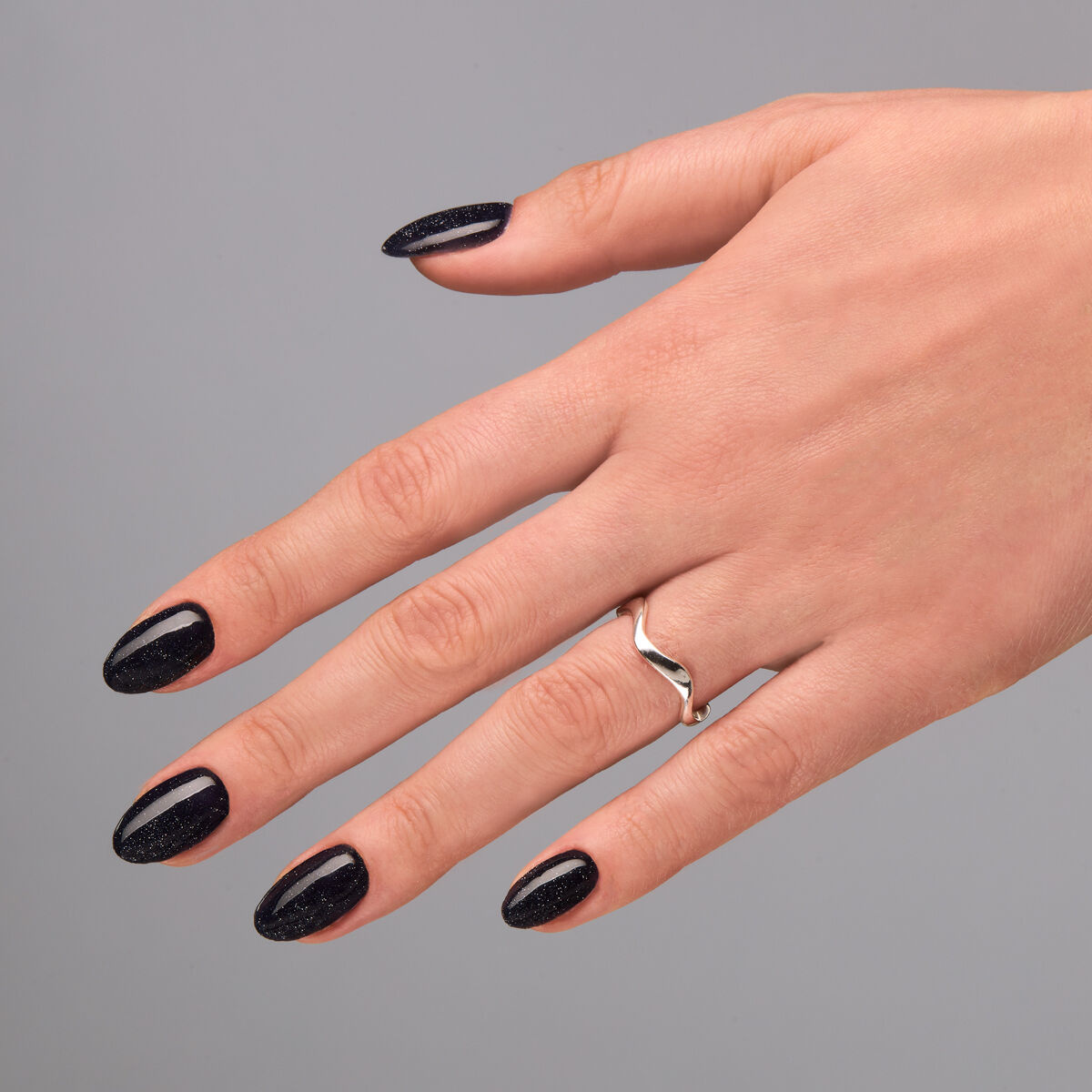czarny brokatowy lakier hybrydowy wieczorowy manicure