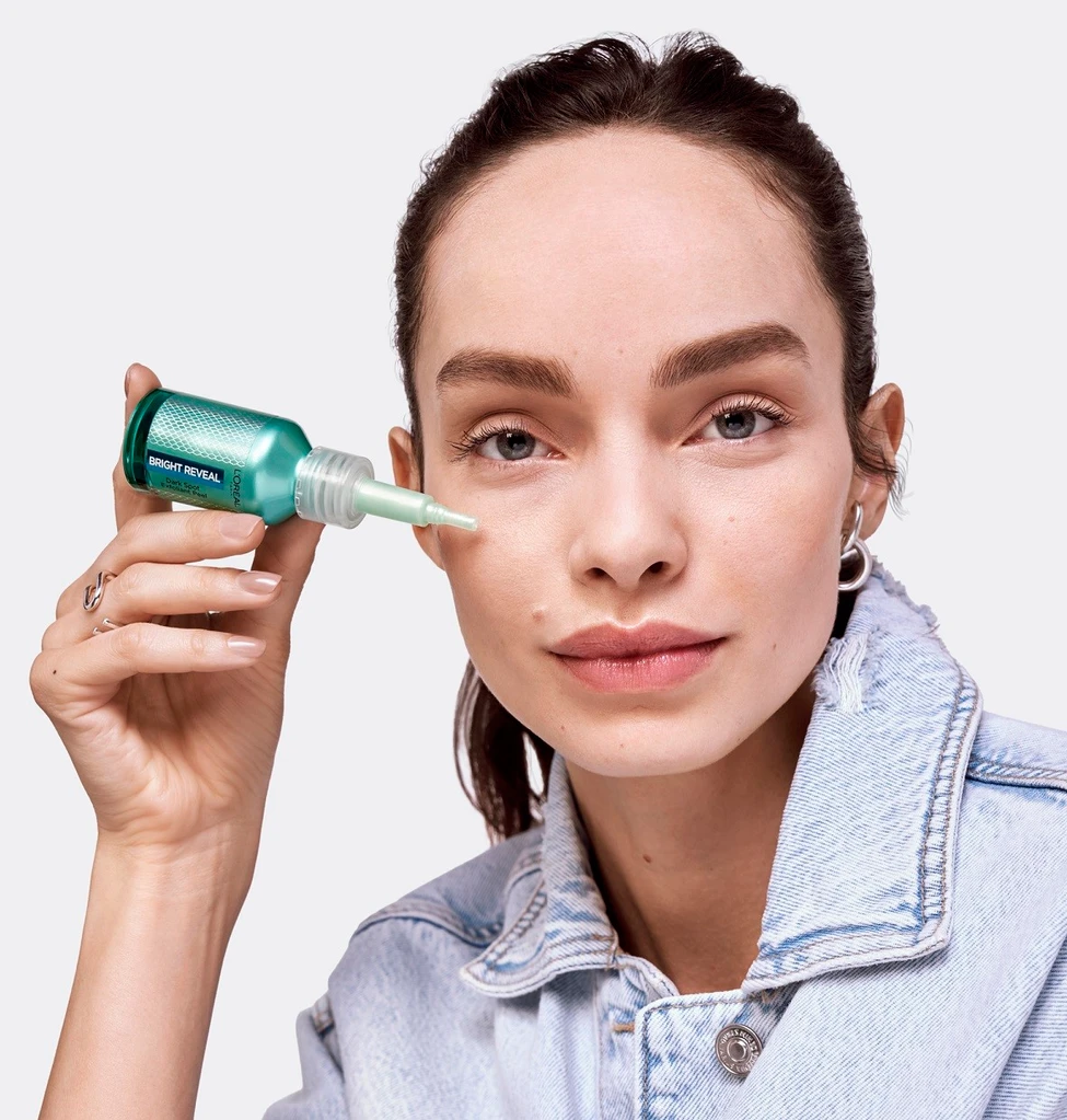 Peeling kwasowy do twarzy z niacynamidem redukujący przebarwienia Loreal Bright Reveal - obrazek 8