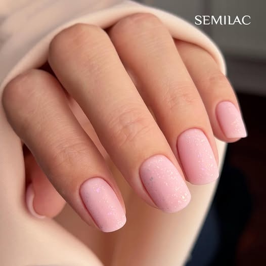 naturalny różowy lakier hybrydowy subtelny manicure
