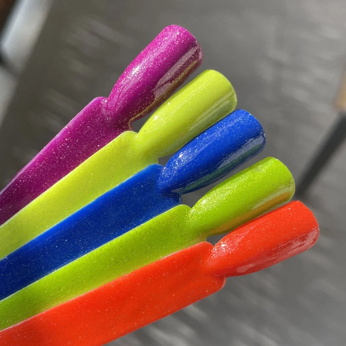 fioletowy lakier hybrydowy z połyskującymi drobinkami