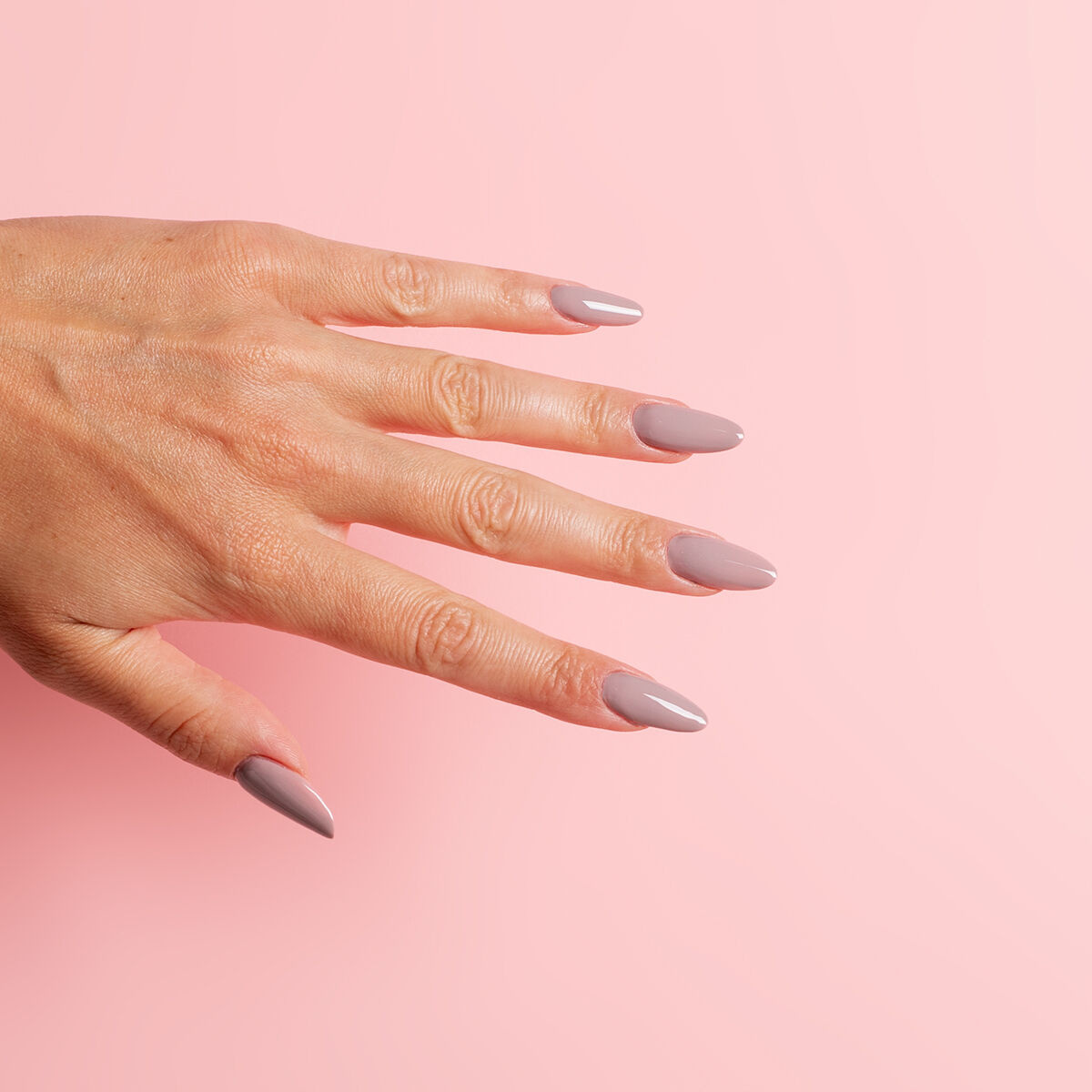 stonowany fioletowy lakier hybrydowy elegancki manicure