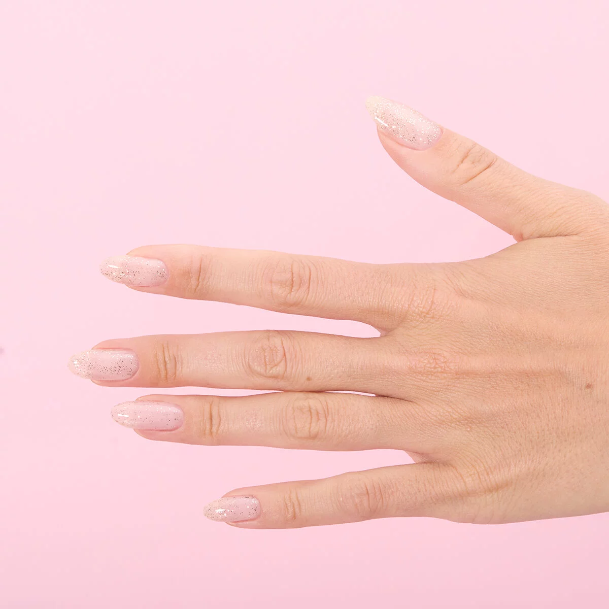 top hybrydowy z płatkami złota old money manicure