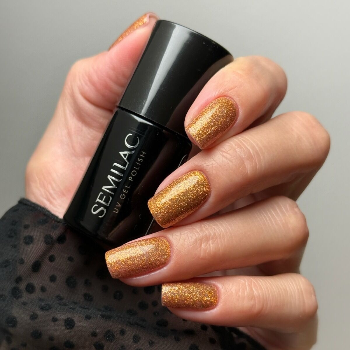złoty lakier hybrydowy karnawałowy manicure