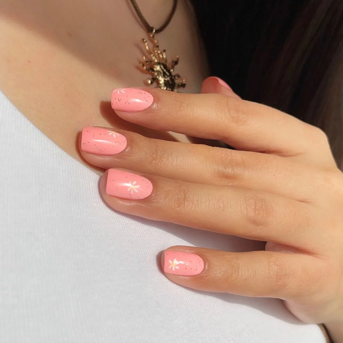 ciepły brzoskwiniowy lakier hybrydowy wiosenny manicure