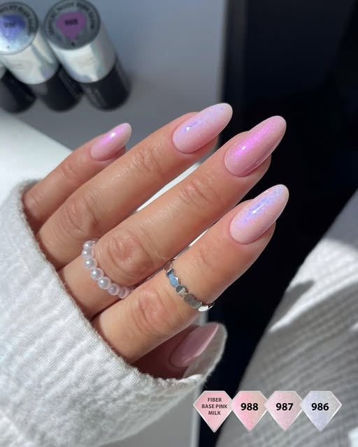 Jasnoróżowy lakier hybrydowy z opalizującą drobinką Semilac Glow Nails 987 Cream Pink Glow - obrazek 3