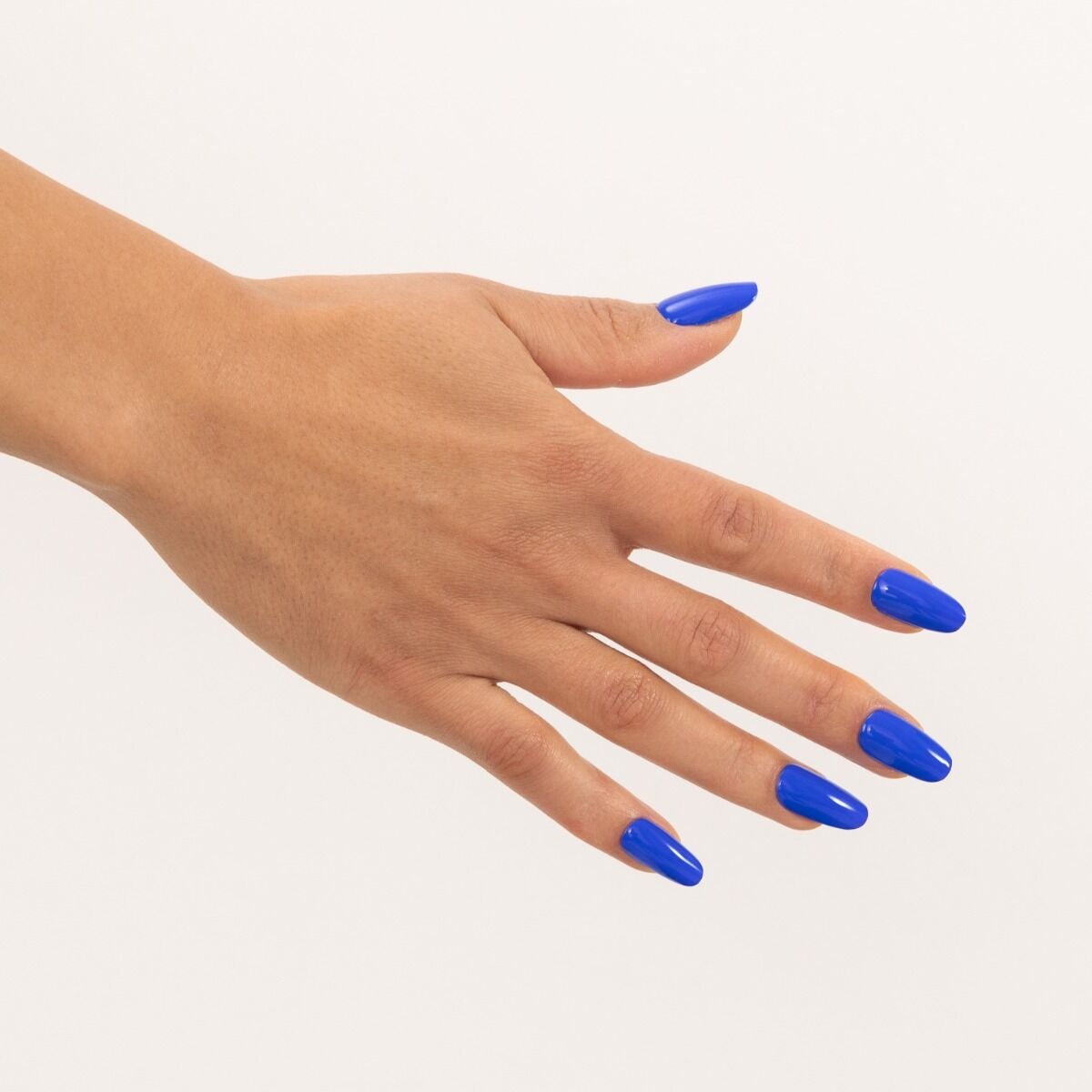 kobaltowy lakier hybrydowy nowoczesny manicure