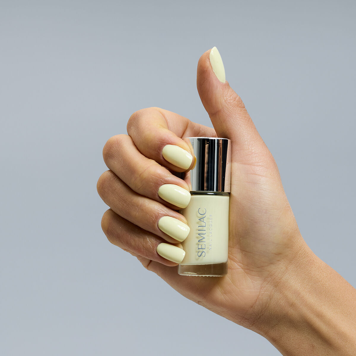 jasny żółty lakier do paznokci letni manicure