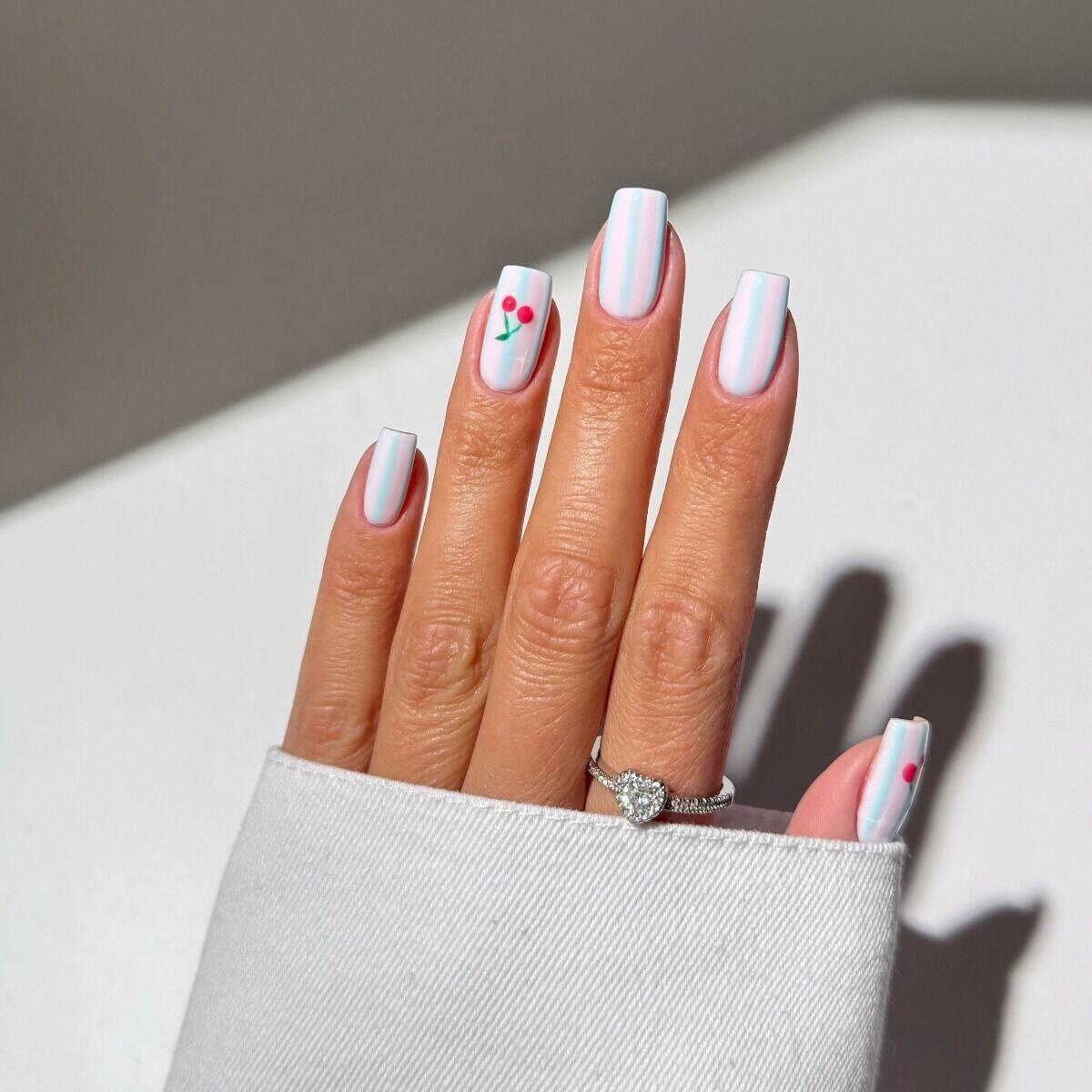 niebieski lakier hybrydowy wiosenny manicure