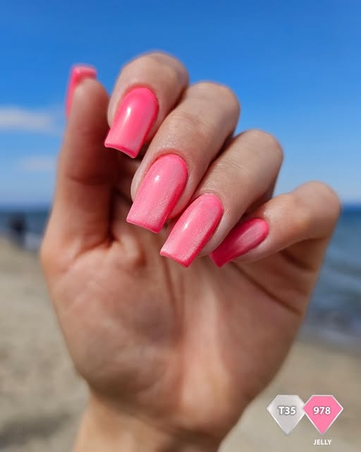 neonowy różowy lakier hybrydowy manicure na lato