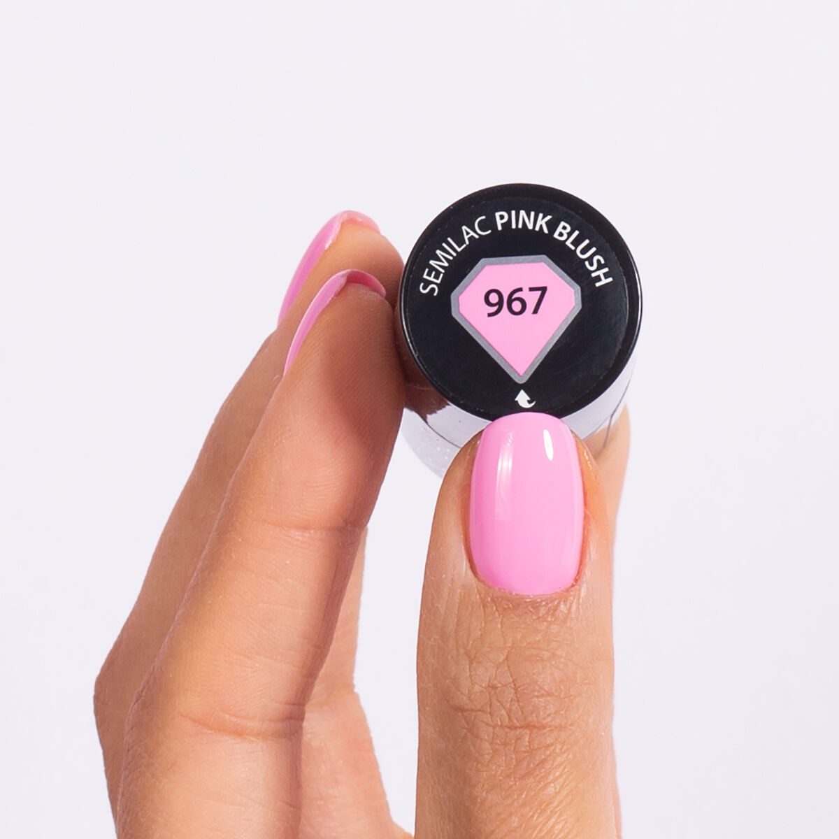 pastelowy różowy lakier hybrydowy codzienny manicure