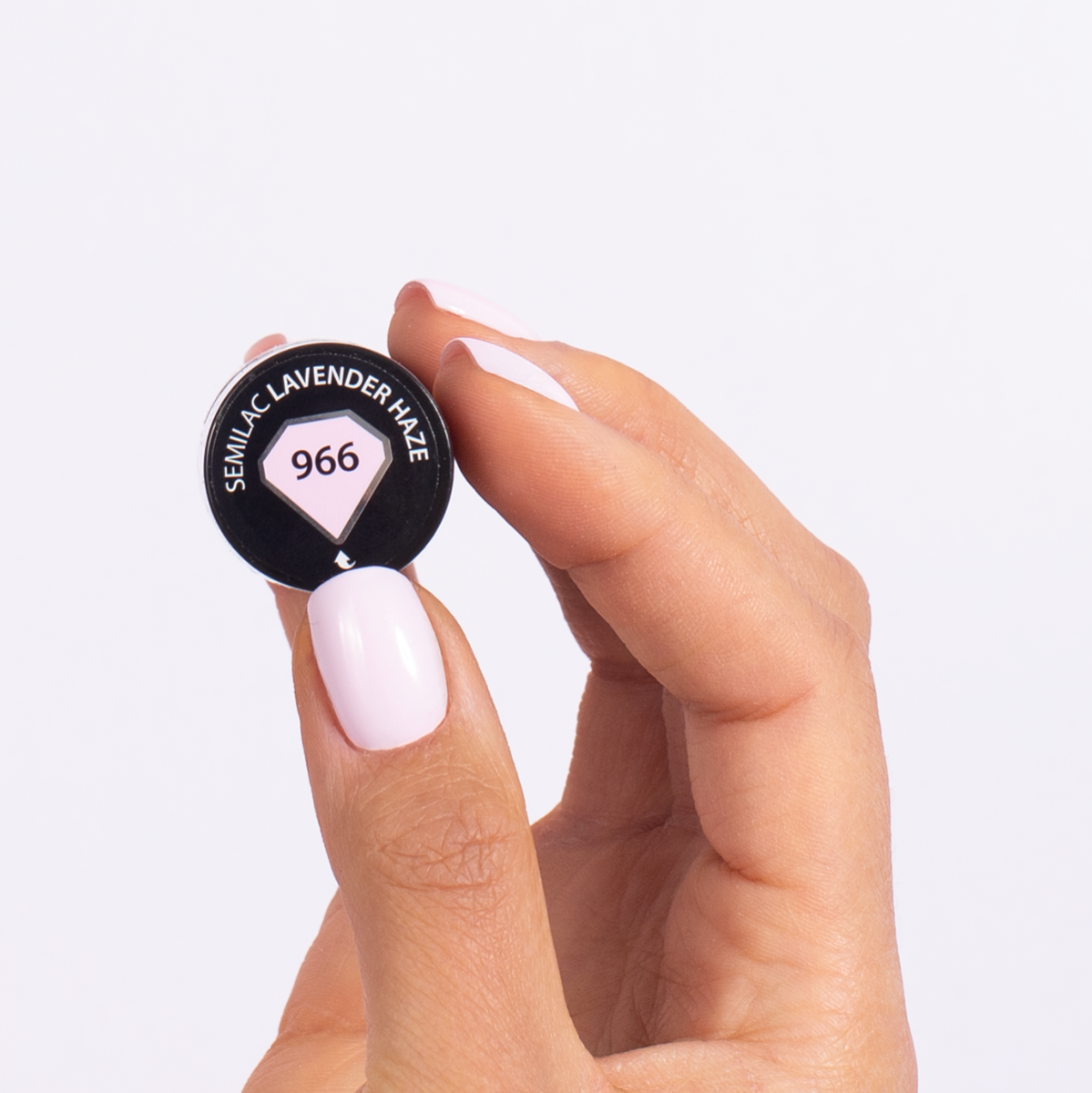 jasny różowy lakier hybrydowy minimalistyczny manicure