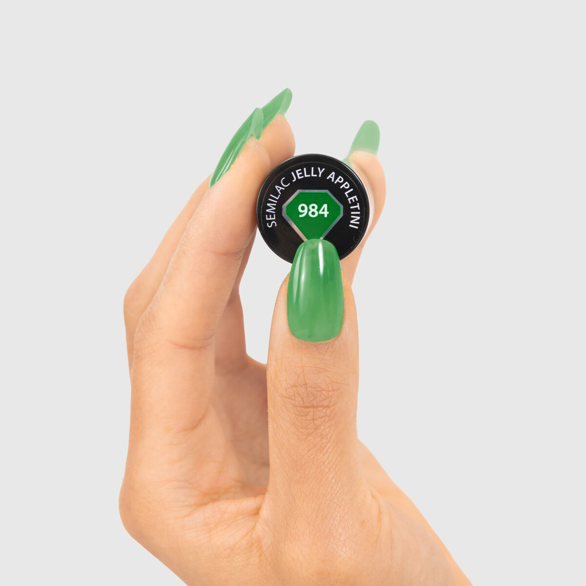 soczysty zielony lakier hybrydowy manicure na lato