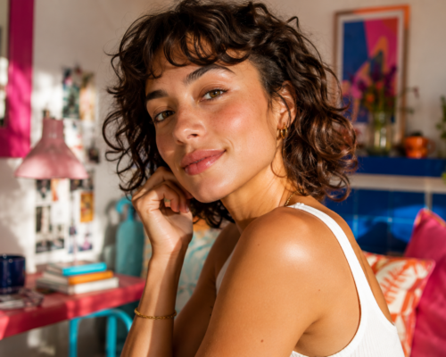 Kobieta w lekkim makijażu no makeup z naturalnie podkreśloną cerą, oczami, brwiami i ustami.