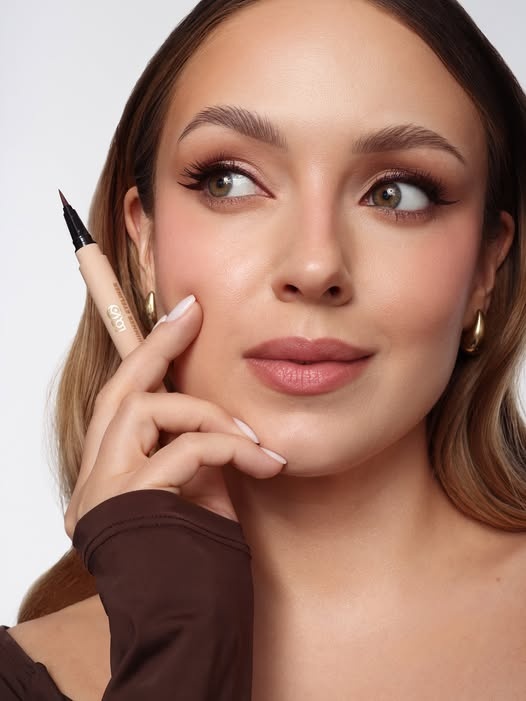 błyszczący eyeliner do podkreślenia oka