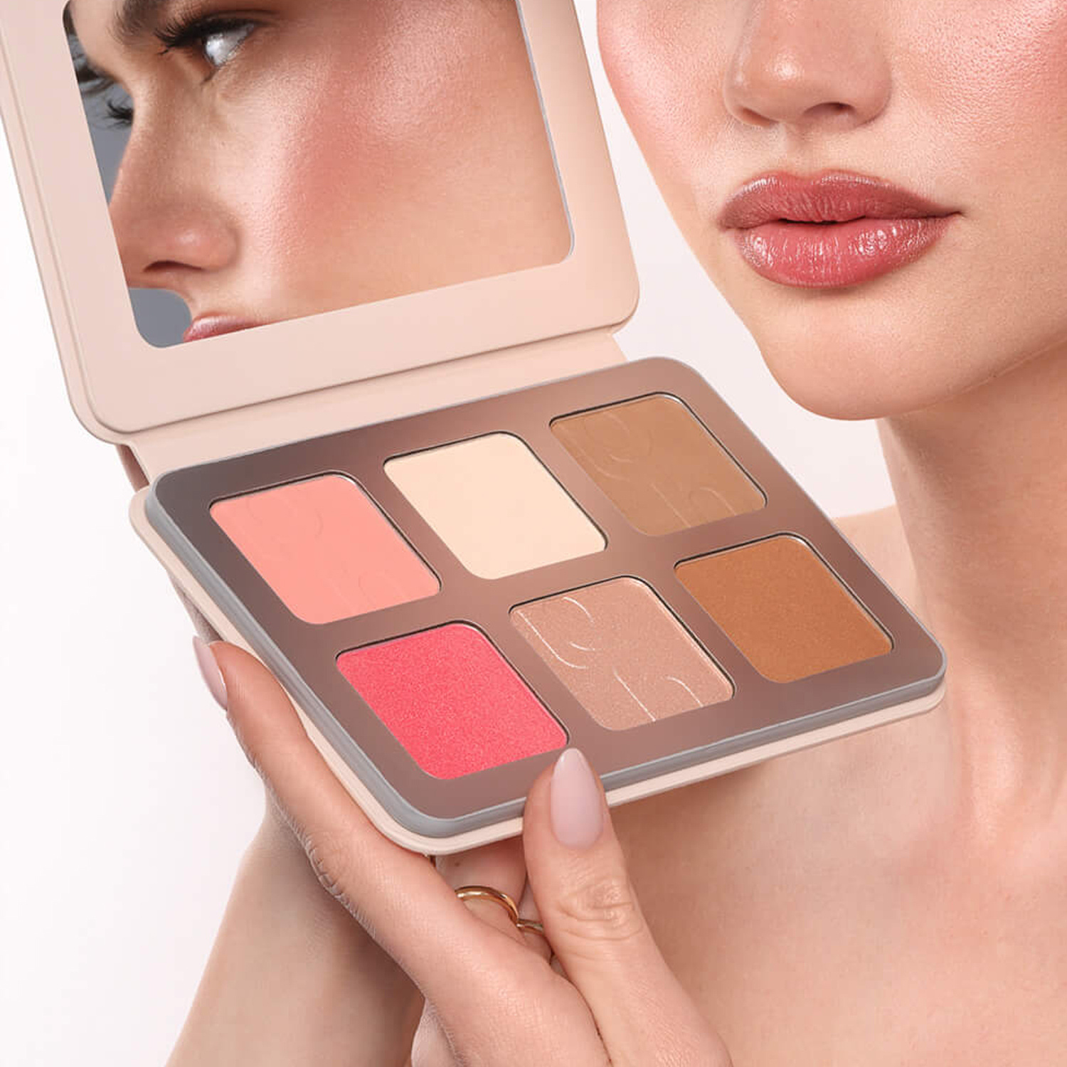 paleta z bronzerem różem i rozświetlaczem