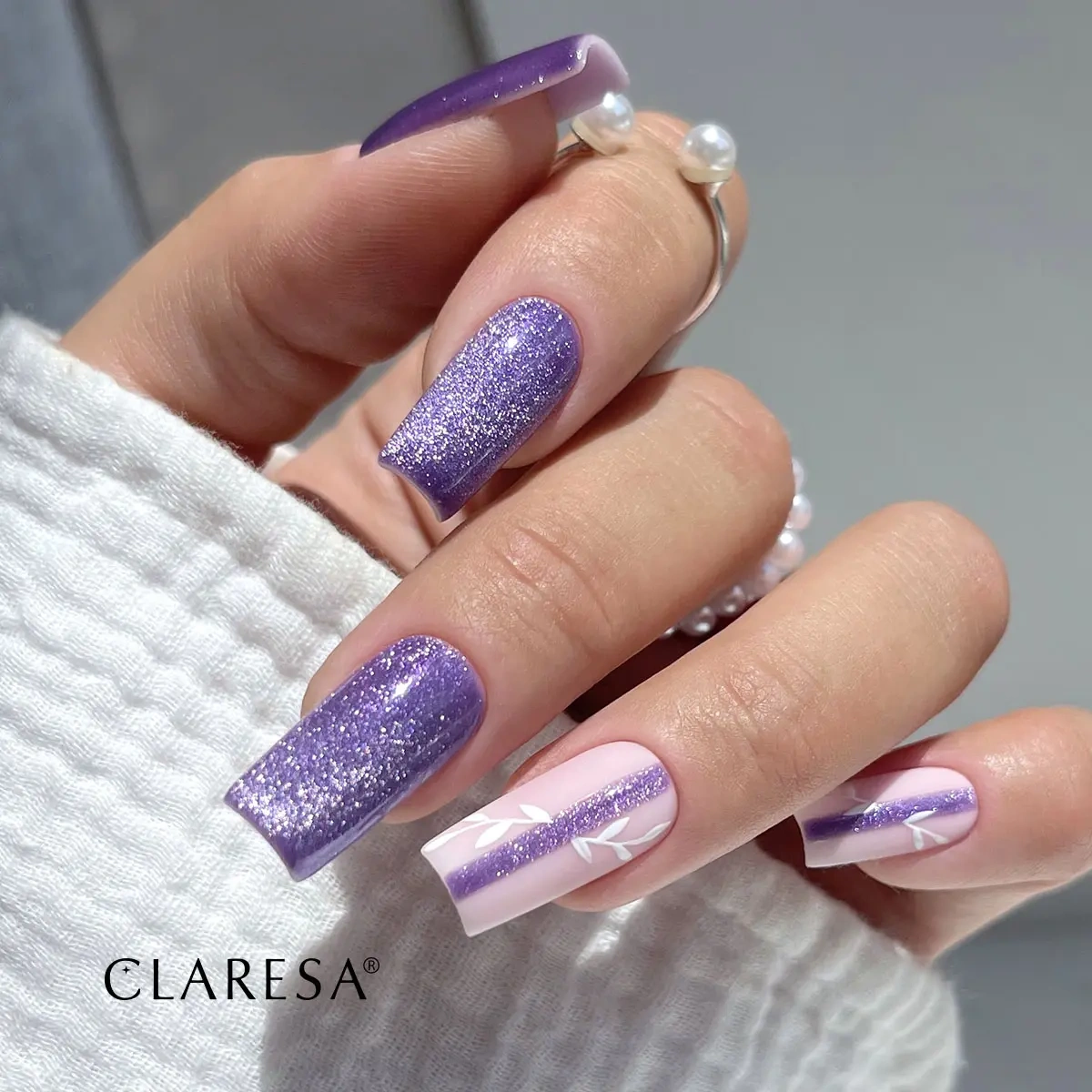 Fioletowe paznokcie z lakierem hybrydowym Claresa Cat Eye Neon Purple