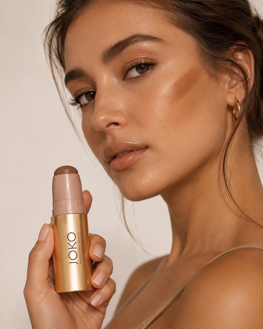 Efekt konturowania twarzy bronzerem w sztyfcie Joko Creamy Blend Contour Stick Bronzer
