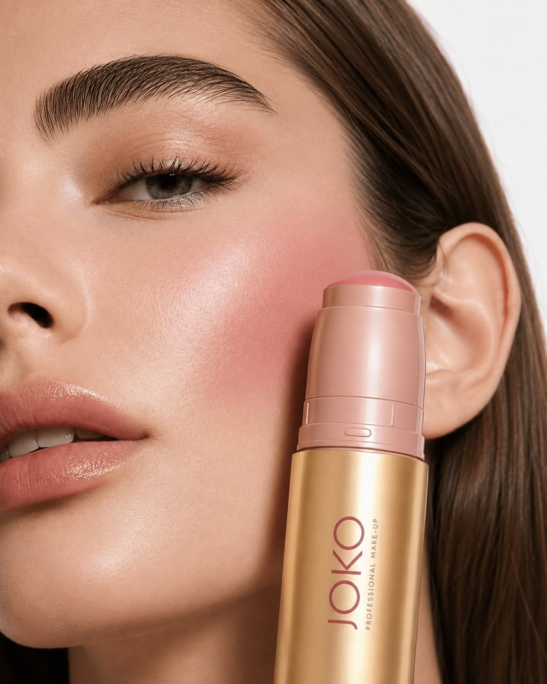 Efekt różowego makijażu policzków kremowym różem w sztyfcie Joko Creamy Blend Contour Stick Blush