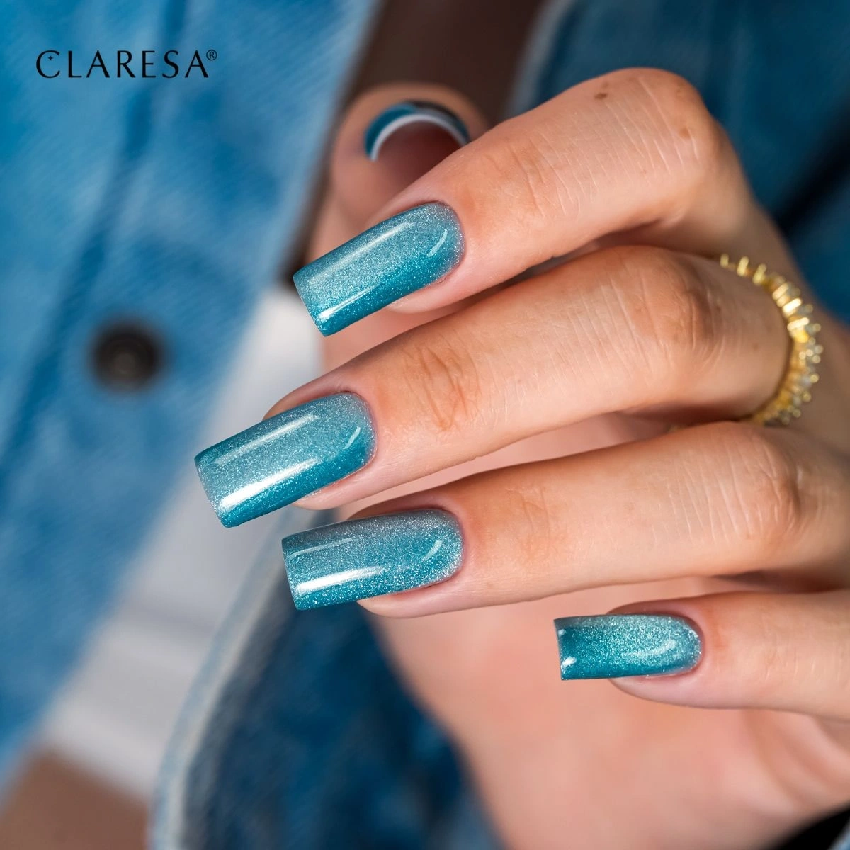 Turkusowy manicure hybrydowy cat eye na długich paznokciach